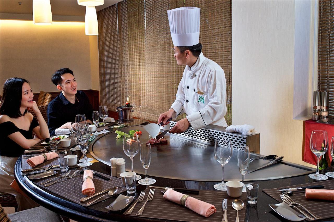 Hotel Royal Chihpin Wenquan Kültér fotó A chef at work