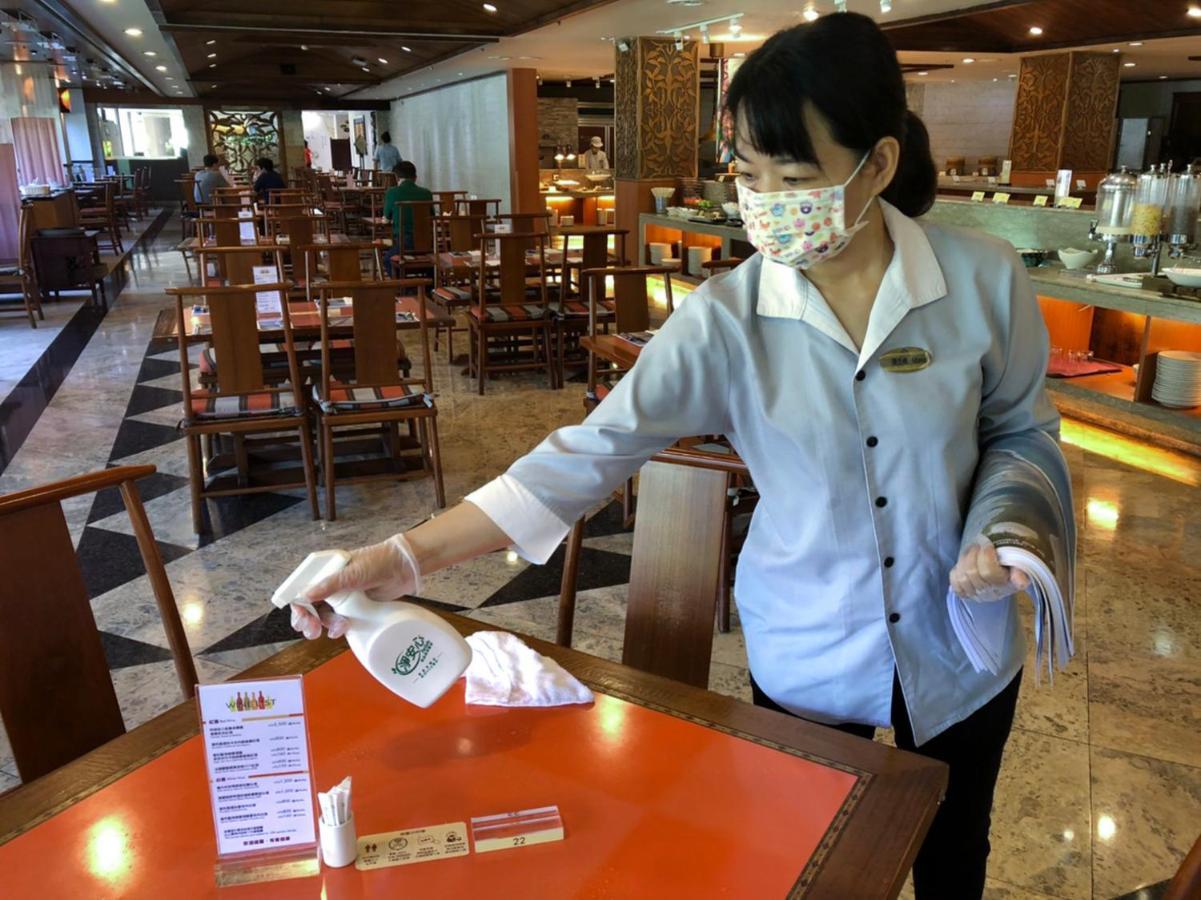 Hotel Royal Chihpin Wenquan Kültér fotó A restaurant employee wearing a face mask and gloves in Jakarta, Indonesia