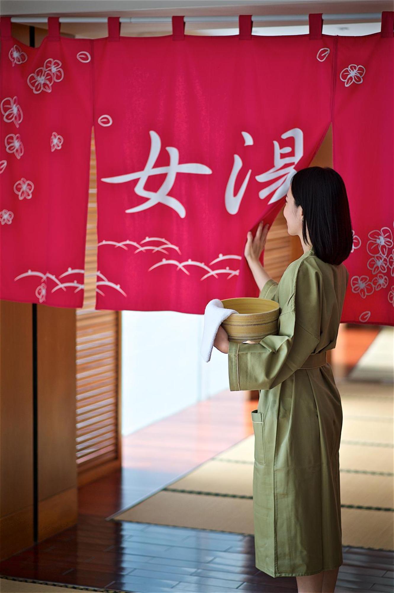 Hotel Royal Chihpin Wenquan Kültér fotó A woman in a yukata