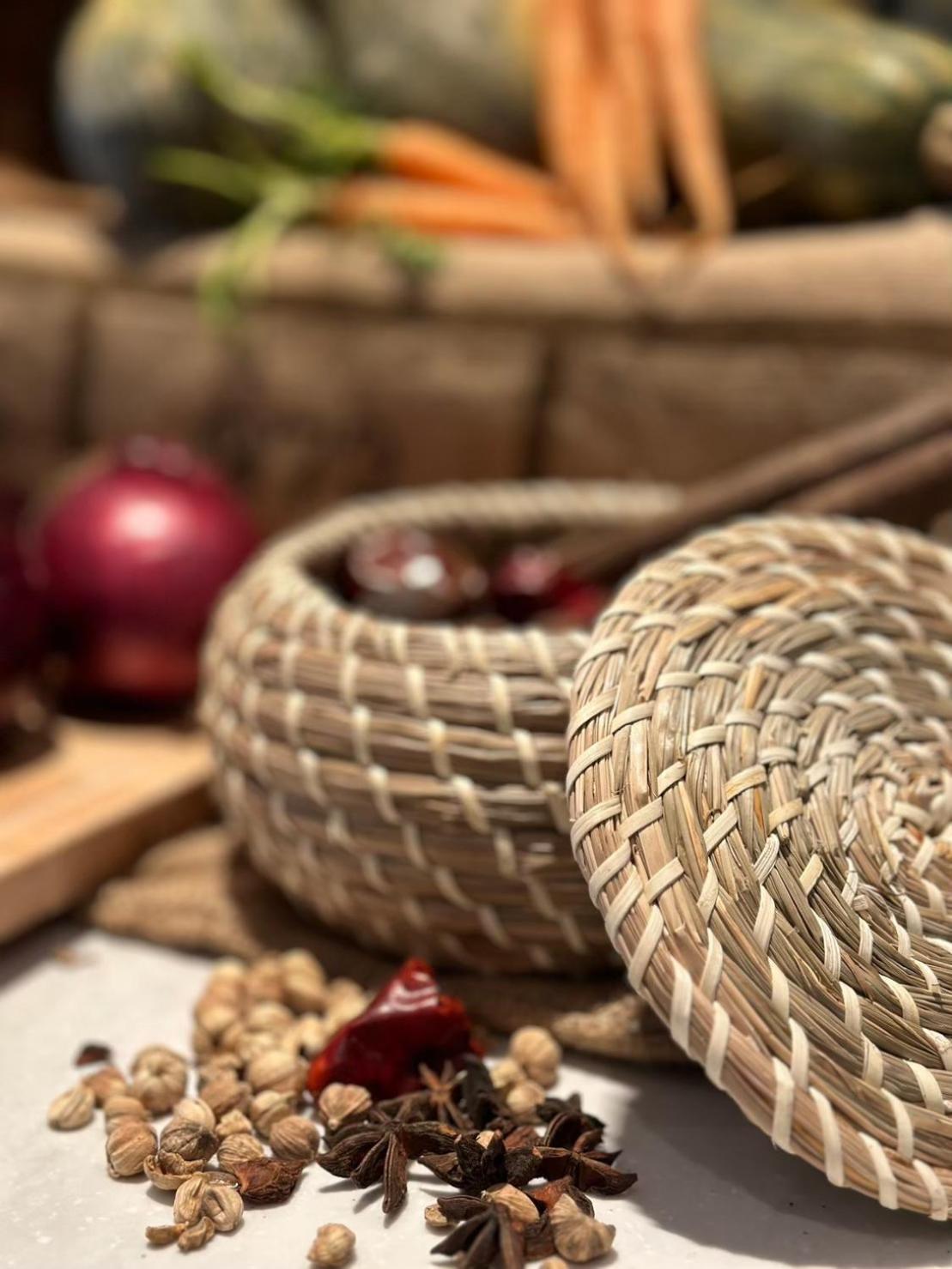 Hotel Royal Chihpin Wenquan Kültér fotó A basket made from the bark of the sweet chestnut tree