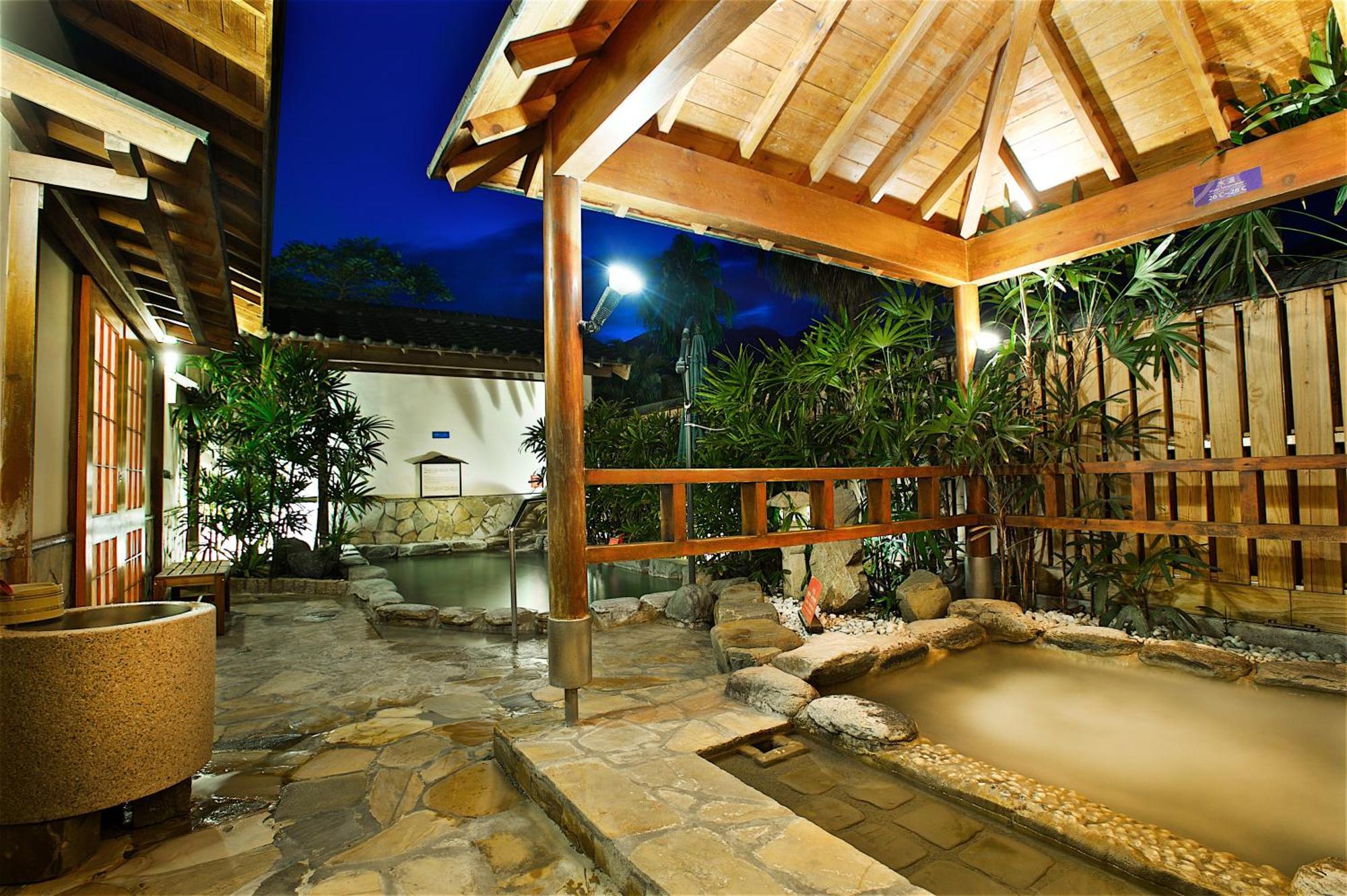 Hotel Royal Chihpin Wenquan Kültér fotó A modern onsen in Japan