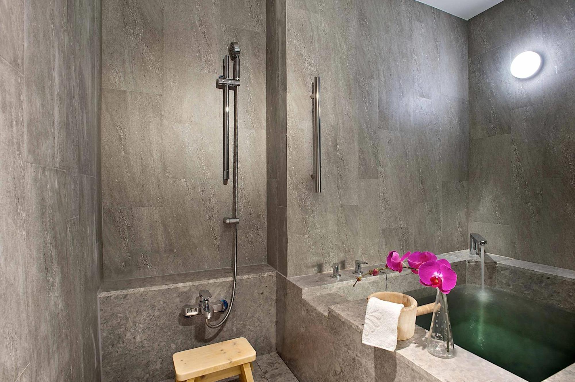 Hotel Royal Chihpin Wenquan Kültér fotó Bathroom