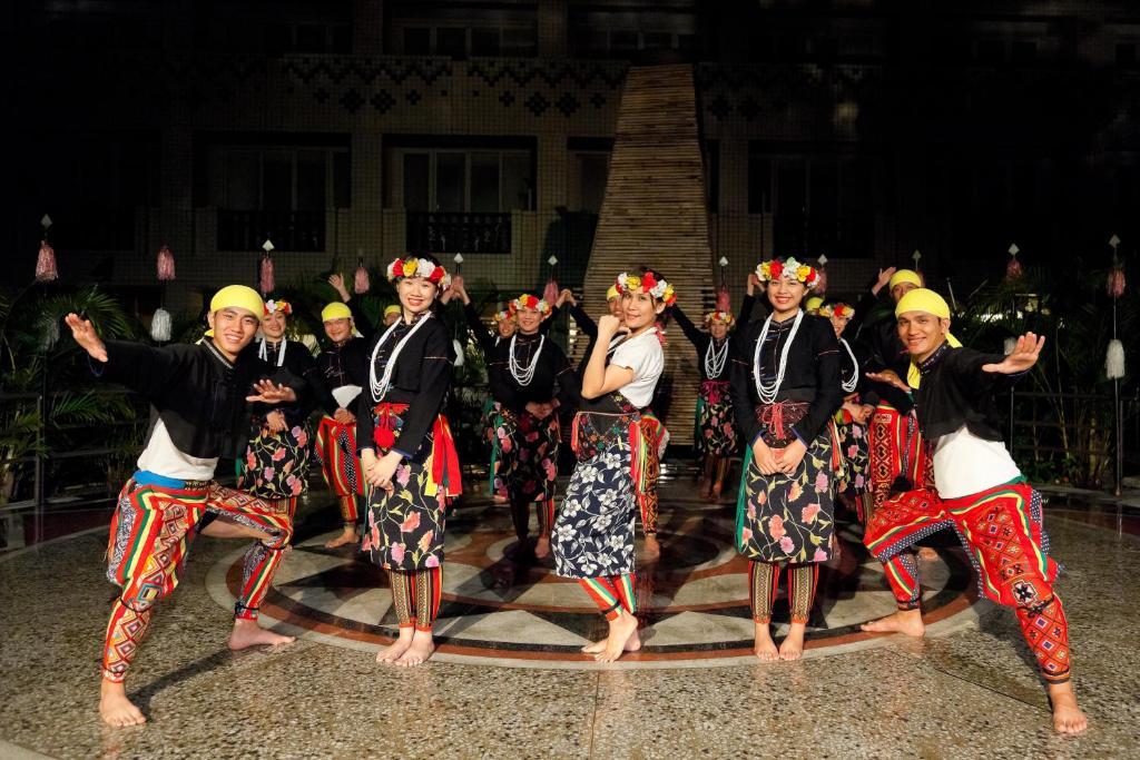 Hotel Royal Chihpin Wenquan Kültér fotó The Tausug people of Sulu, Philippines, performing the Tausug dance.