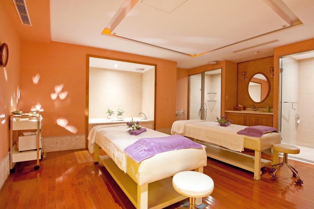Hotel Royal Chihpin Wenquan Kültér fotó A treatment room at the spa