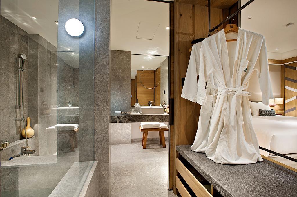 Hotel Royal Chihpin Wenquan Kültér fotó A bathrobe hanging on a bathroom door