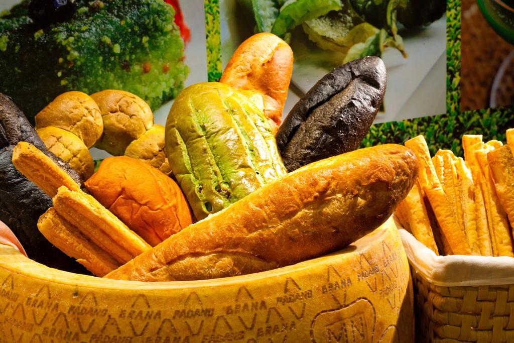 Hotel Royal Chihpin Wenquan Kültér fotó A selection of Italian bread