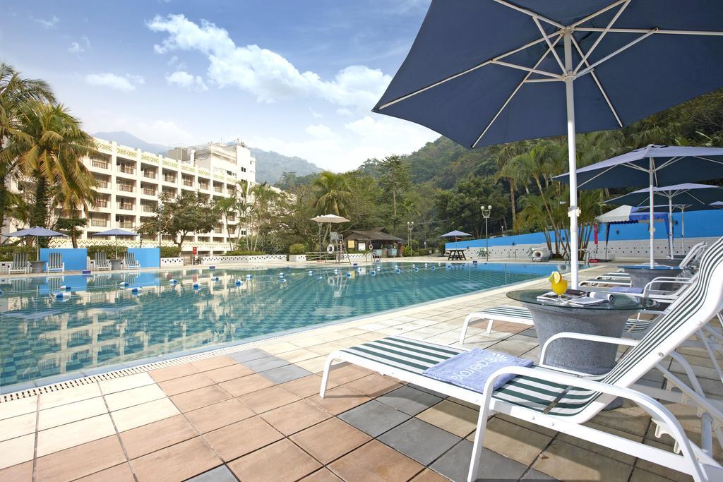 Hotel Royal Chihpin Wenquan Kültér fotó The swimming pool at the hotel