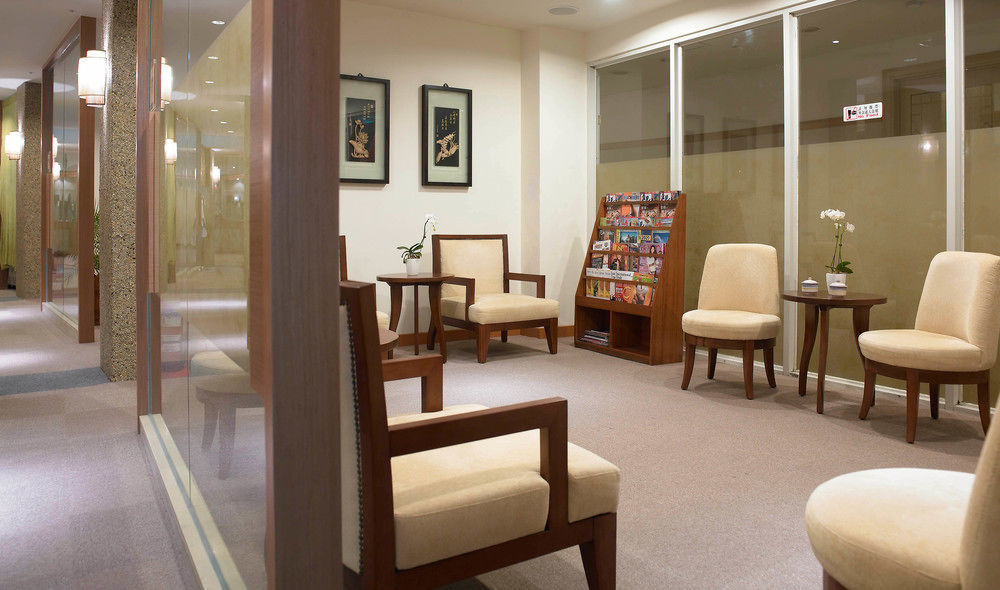 Hotel Royal Chihpin Wenquan Kültér fotó A waiting room at a dental practice