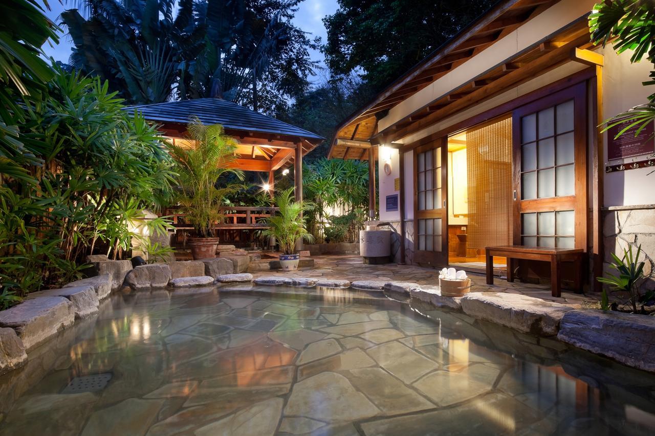 Hotel Royal Chihpin Wenquan Kültér fotó A private onsen